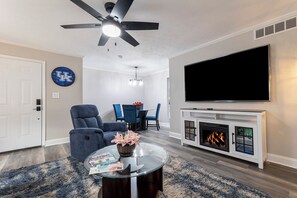 Una Smart TV, una chimenea