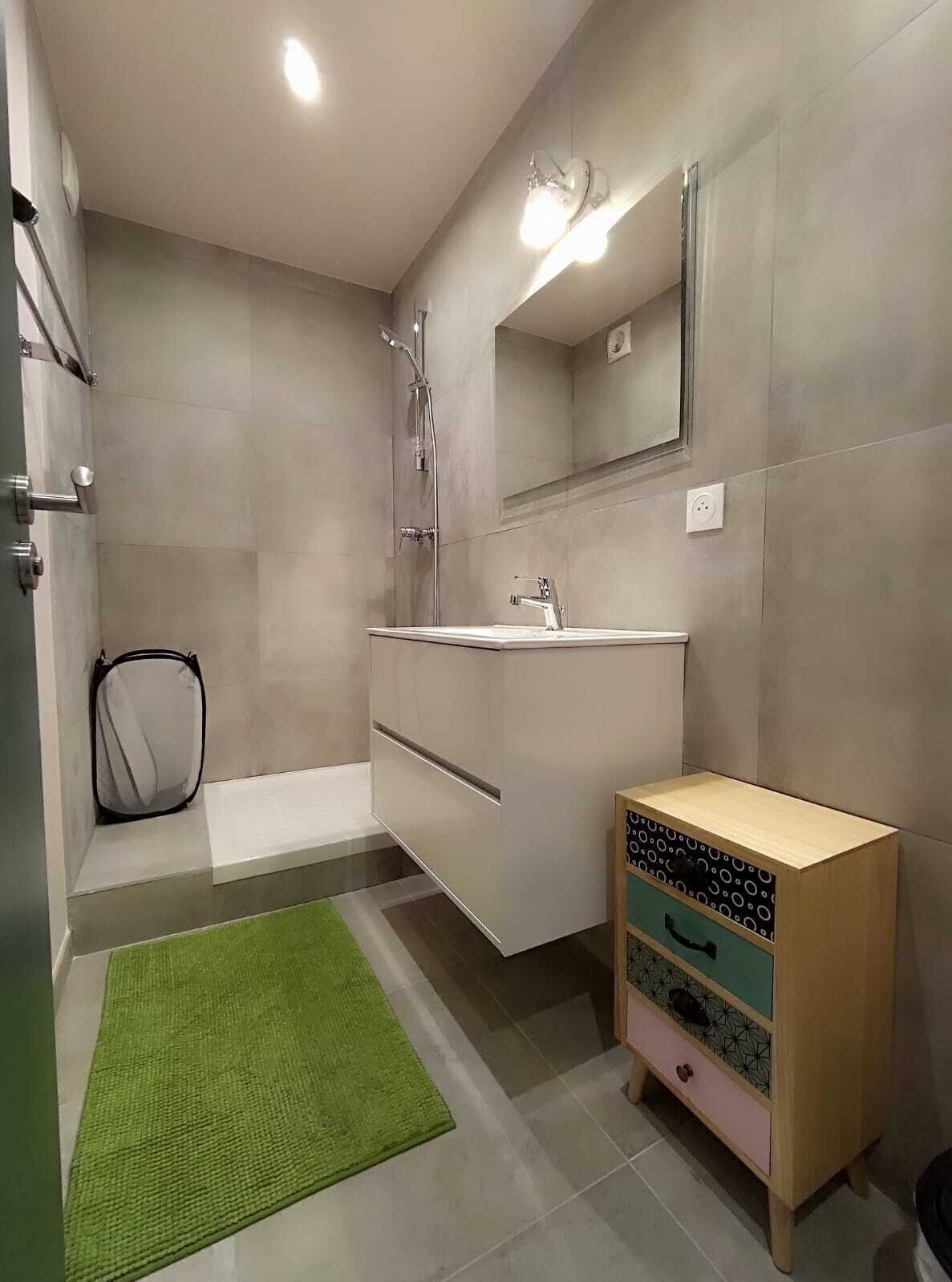 Douche, serviettes fournies