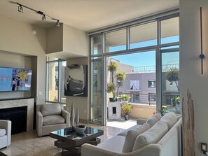Living area - COZY LUXURIOUS UPSCALE 1-BEDROOM PENTHOUSE DOWNTOWN DENVER! (Denver)