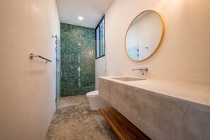 Douche, serviettes fournies, papier toilette