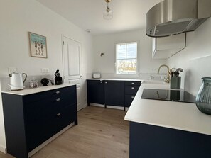 Jääkaappi, mikroaaltouuni, uuni, astianpesukone