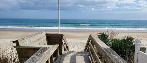 Ubicación cercana a la playa y toallas de playa