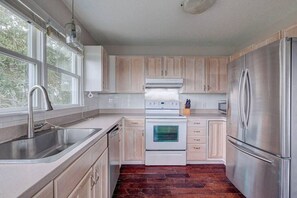 Fridge, microwave, oven, stovetop - Shell Haven- Private Oasis in Surf City (Surf City)