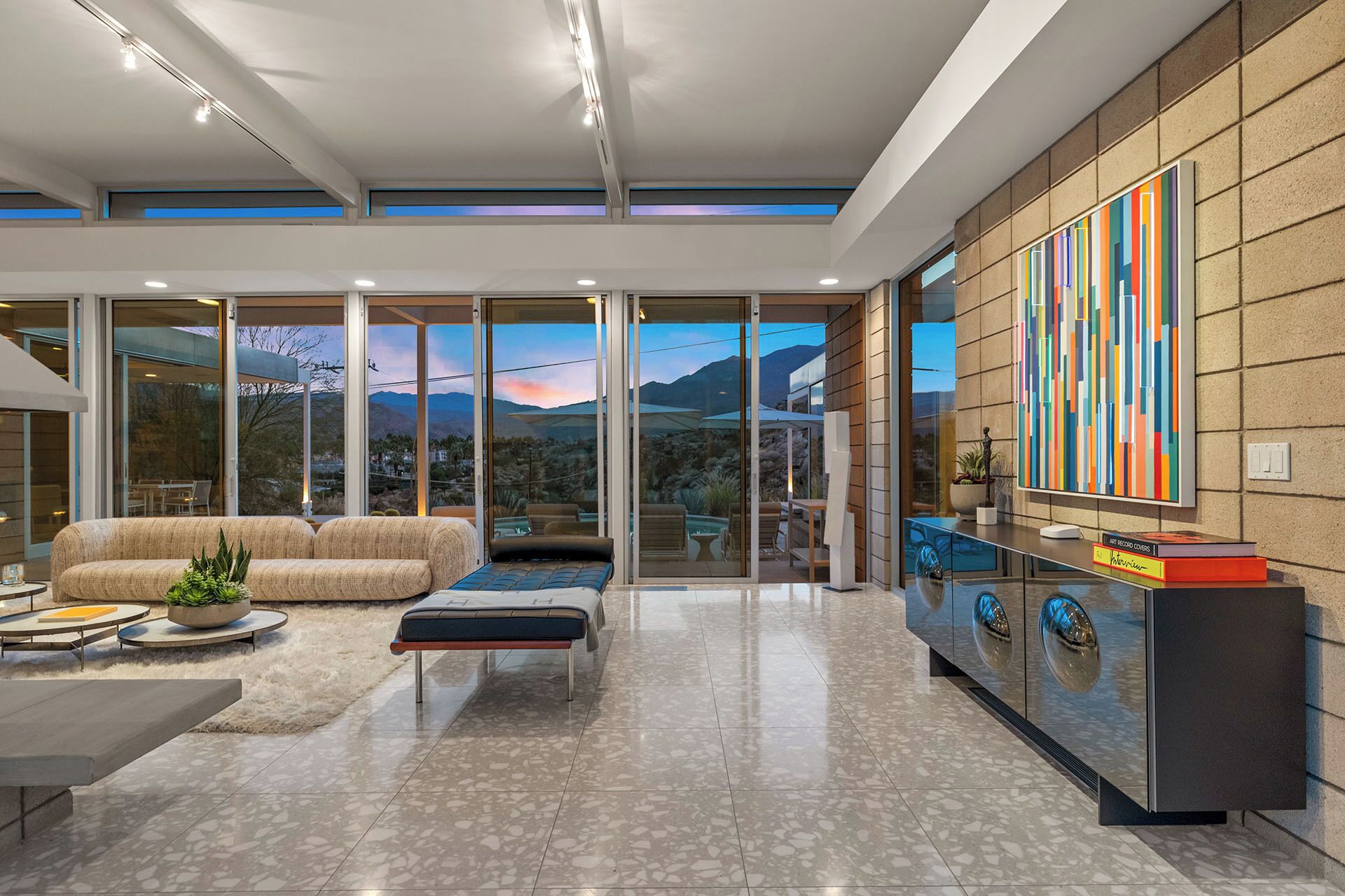 Televisión, chimenea y oficina 