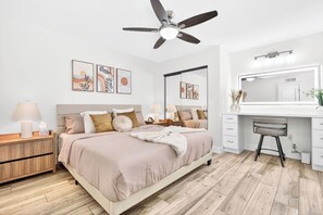 2 habitaciones, escritorio y tabla de planchar con plancha 
