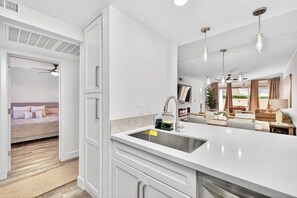 Mikrowelle, Ofen, Herdplatte, Geschirrspüler