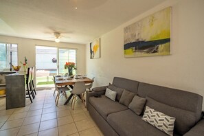 Family House, Courtyard View | Living room | Flat-screen TV - Alberca & Jacuzzi. Casa familiar Teques (Jojutla)