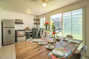 Casa familiar, vista al patio | Comedor