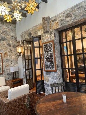 المنشأة من الداخل