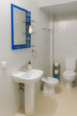 Bidet, towels, soap, toilet paper - Beautiful Fitness Home Apartment with 2 Bedrooms (Rabat)