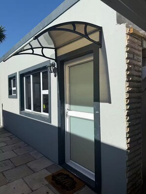 Exterior detail - Sunny Snooze - Cosy 2 or 4 sleeper in Cape Town (Cape Town)