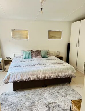 1 bedroom, iron/ironing board, WiFi, bed sheets - Sunny Snooze - Cosy 2 or 4 sleeper in Cape Town (Cape Town)