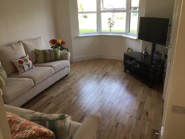 Living room - Modern 2 Bedroom House (Cambridge)
