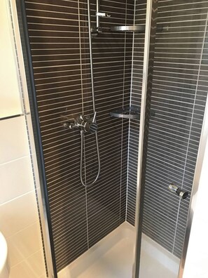 Ferienhaus, 2 Schlafzimmer, Terrasse, Gartenblick | Badezimmer