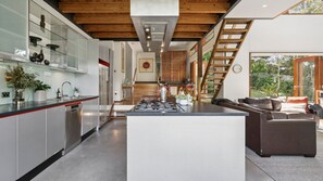Coffee/tea maker, fridge, microwave, oven - Mountain Nest in Leura (Leura)