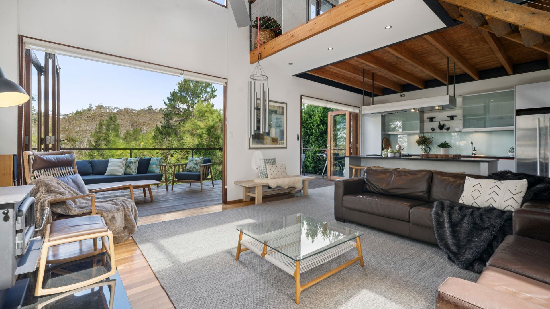 TV connectée, cheminée, lecteur de DVD, livres