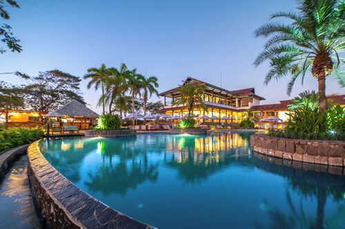 Spacious 7BDR Villa with Private Pool, Outdoor Cinema Nights & Fire Pit + Beach Club Access