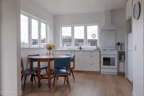 Fridge, microwave, oven, stovetop - Caesar's Cottage - Oneroa Central (Waiheke Island)