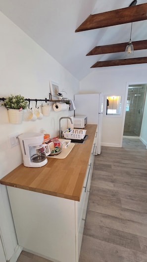 冷蔵庫、電子レンジ、コーヒー / ティーメーカー