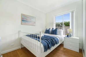 2 bedrooms, desk, iron/ironing board, WiFi - Bright 2BR North Ryde Near Metro & Macquarie (North Ryde)