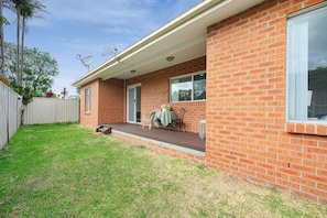 Outdoor dining - Bright 2BR North Ryde Near Metro & Macquarie (North Ryde)