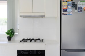 Fridge, microwave, oven, stovetop - Bright 2BR North Ryde Near Metro & Macquarie (North Ryde)