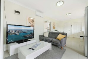 TV - Bright 2BR North Ryde Near Metro & Macquarie (North Ryde)