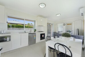 Fridge, microwave, oven, stovetop - Bright 2BR North Ryde Near Metro & Macquarie (North Ryde)