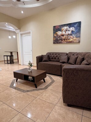 Living area - Spacious 3-bedroom apartment in fantastic San Pedro Sula with AC (San Pedro Sula)