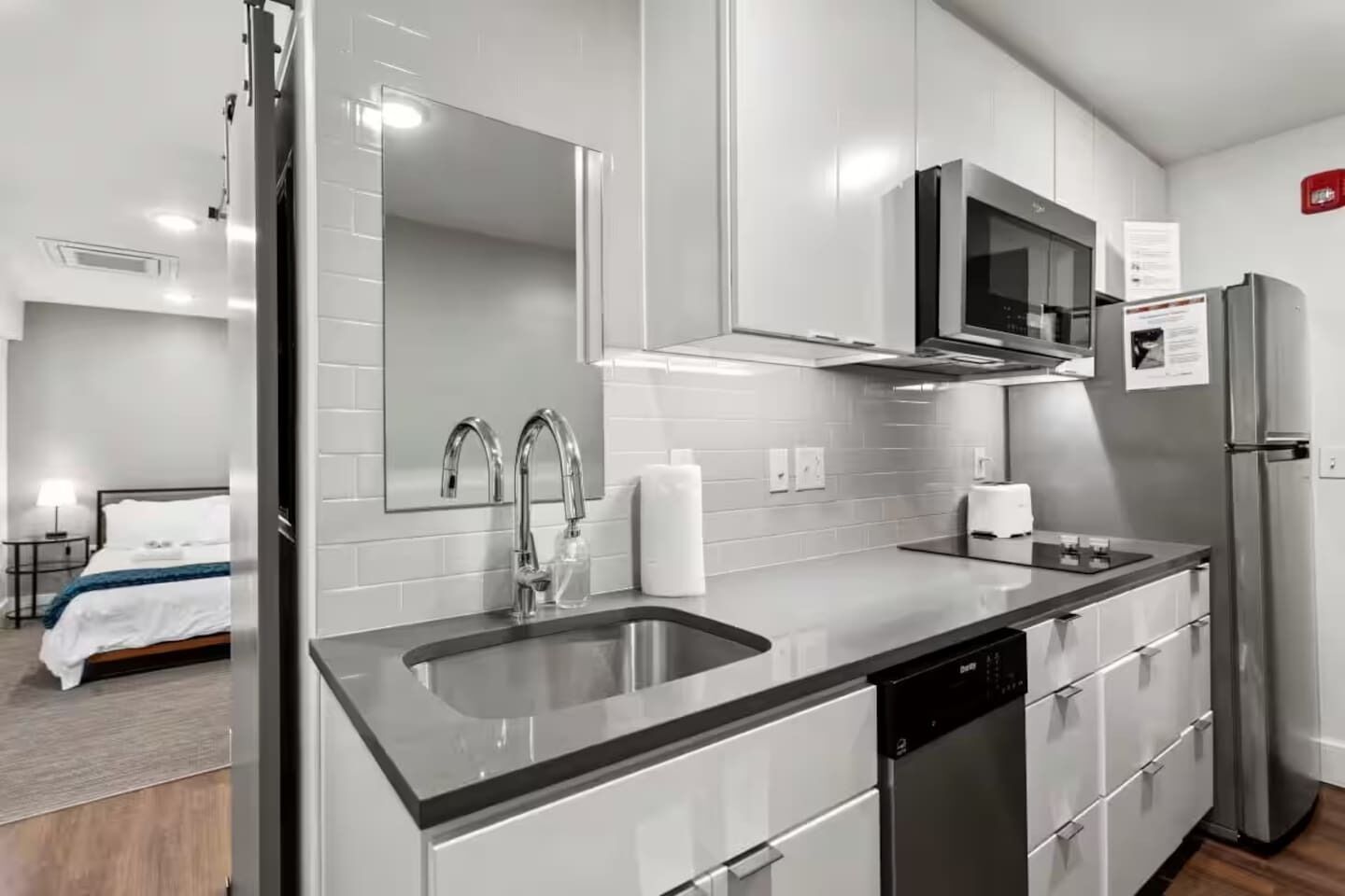 Køleskab, mikrobølgeovn, ovn, kogeplade