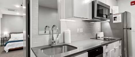 Køleskab, mikrobølgeovn, ovn, kogeplade