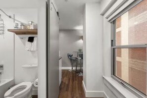 Shower, hair dryer, towels - Steps from KC Streetcar - The Nook (Kansas City)