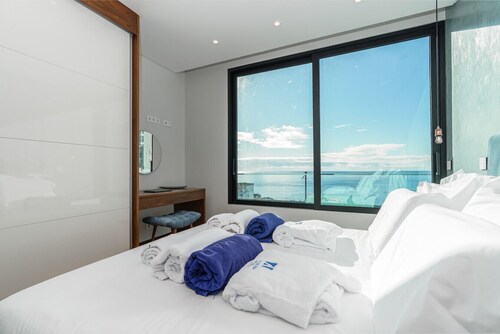 Japandi Accents Villa • Jacuzzi • En Suites • EV Charger • BBQ • Ocean Views