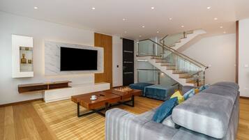 Fernseher, Tischtennisplatte