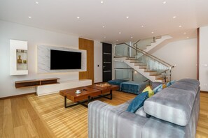 Fernseher, Tischtennisplatte