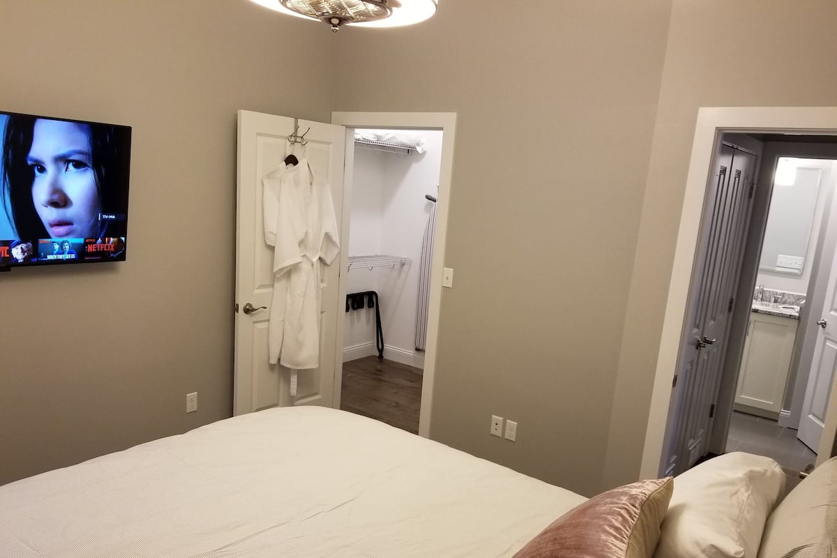 Suíte superluxo | Cortinas blackout, ferros/tábuas de passar roupa, Wi-Fi de cortesia