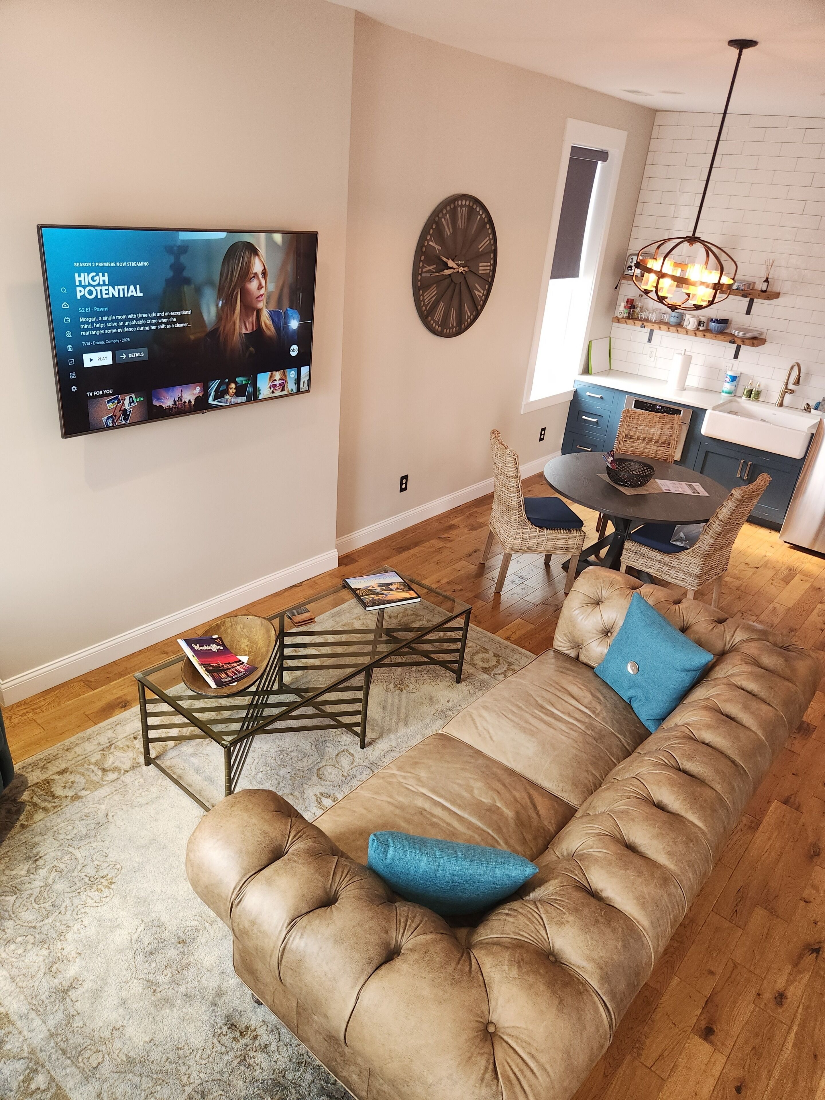 Luxury Studio, River View | Living area