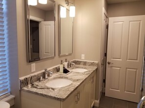 Suíte superluxo | Banheiro | Sabonete, shampoo, papel higiênico