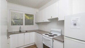 Wasserkocher mit Kaffee-/Teezubehör, Kühlschrank, Mikrowelle, Ofen