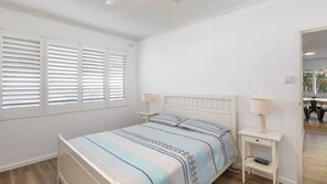 Iron/ironing board, free WiFi, bed sheets - 14 Del Rae – Just 20 meters from Shoal Bay Beach (Shoal Bay)