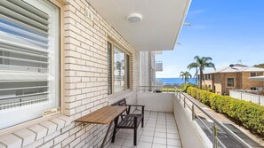Outdoor dining - 14 Del Rae – Just 20 meters from Shoal Bay Beach (Shoal Bay)