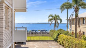 Property grounds - 14 Del Rae – Just 20 meters from Shoal Bay Beach (Shoal Bay)