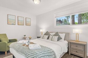 Desk, iron/ironing board, travel cot, WiFi - Lakefront 5BR House | Gorg View • Jacuzzi • Kayak (Lynnwood)