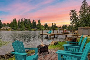 Property grounds - Lakefront 5BR House | Gorg View • Jacuzzi • Kayak (Lynnwood)