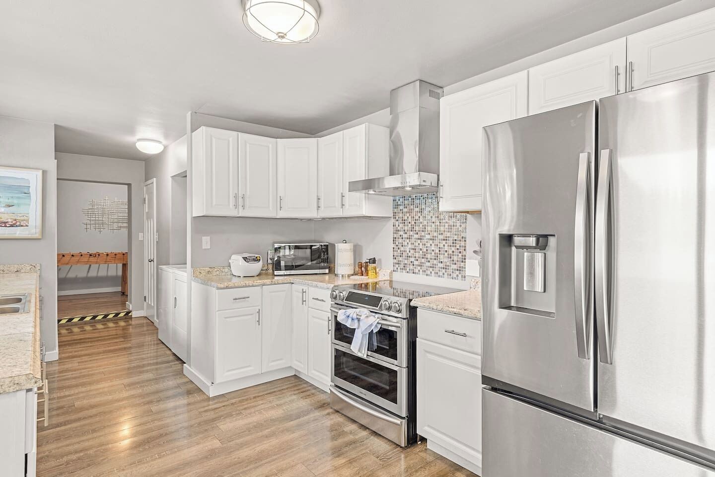 Jääkaappi, mikroaaltouuni, uuni, liesi