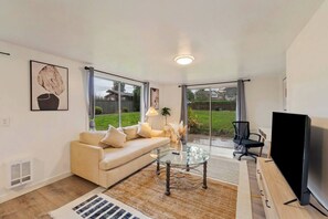 TV - Lakefront 5BR House | Gorg View • Jacuzzi • Kayak (Lynnwood)