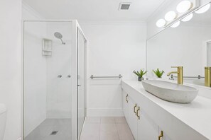 Shower, hair dryer, towels, shampoo - 2-Bed Beachfront Escape with Pool and BBQ Access (Palm Beach)