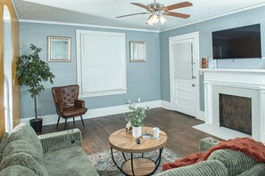 TV - Fantastic 2BR • King Bed • Pool Table • Free WIFI in charming Montgomery (Montgomery)