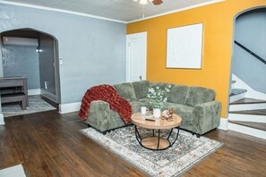 TV - Fantastic 2BR • King Bed • Pool Table • Free WIFI in charming Montgomery (Montgomery)