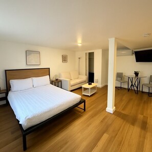 1 slaapkamer, een strijkplank/strijkijzer, wifi, beddengoed